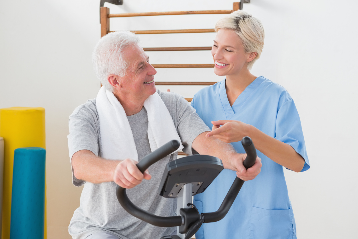 homme sur vélo d'exercice - Réadaptation respiratoire