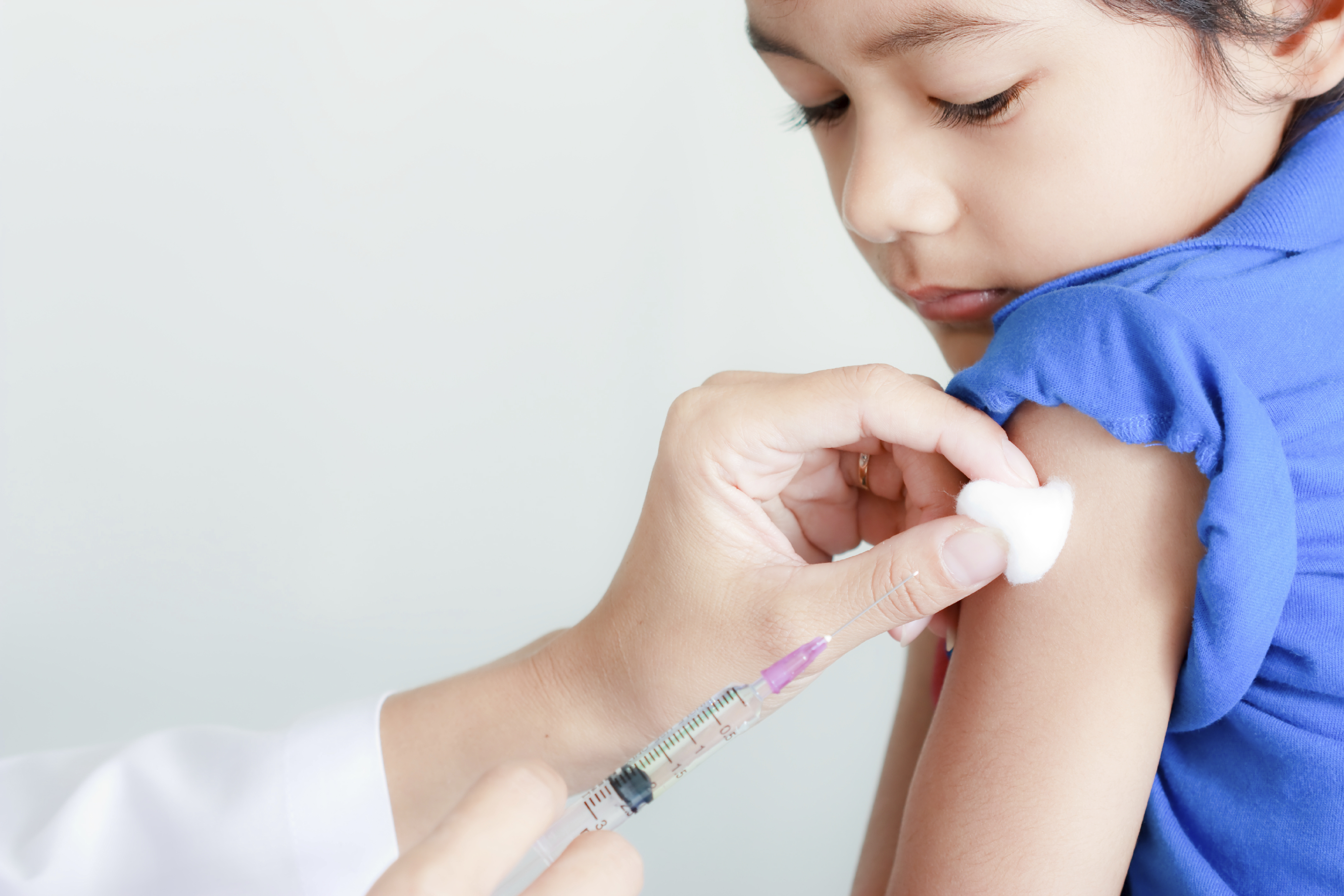 un enfant se fait vacciner
