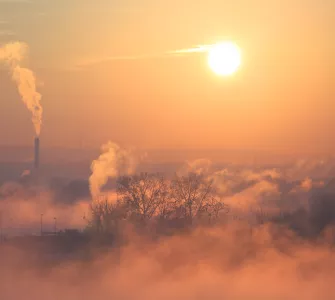 Pollution air extérieur couché de soleil cheminées usines