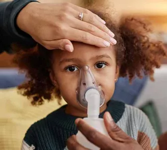 PETITE FILLE AVEC MASQUE À OXYGÈNE