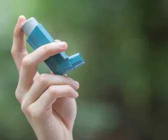 main avec inhalateur