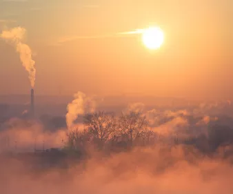 Pollution air extérieur couché de soleil cheminées usines