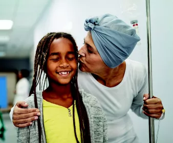 femme avec un cancer et une petite fille à côté