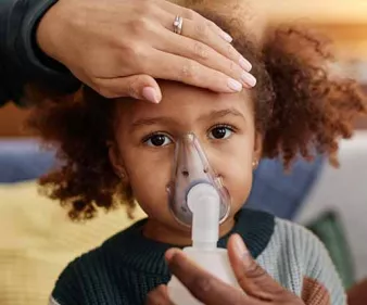 PETITE FILLE AVEC MASQUE À OXYGÈNE
