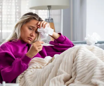 Jeune fille ayant la grippe