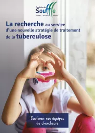 petite fille faisant un coeur avec ses doigts