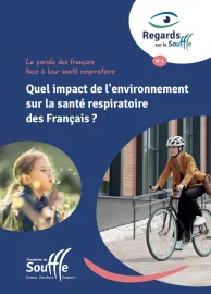 fille qui souffle des bulles et femmes sur un vélo