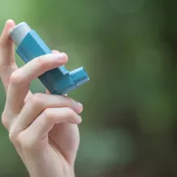 main avec inhalateur