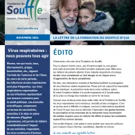 Un grand père avec ses 2 petits enfants qui rigolent 