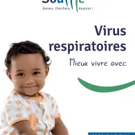 Bébé qui sourit assis 