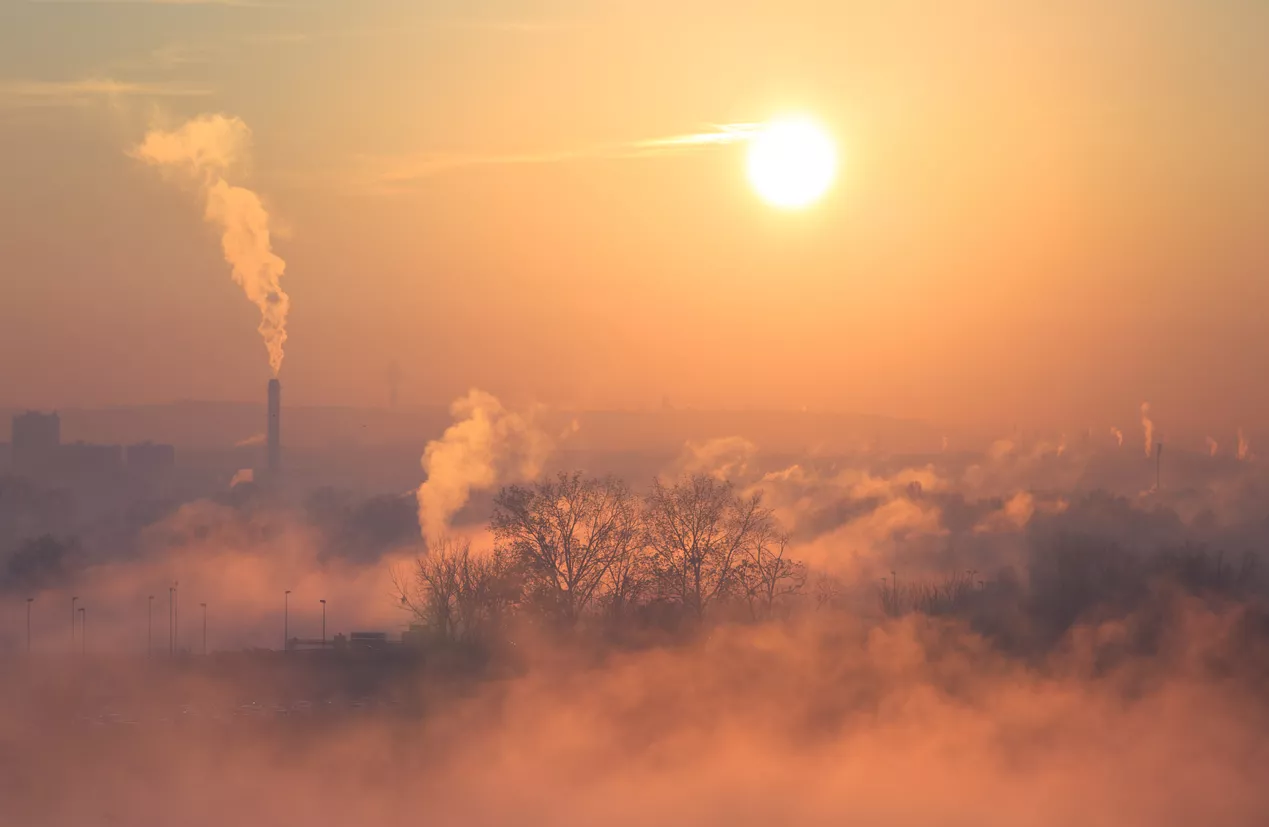 Pollution air extérieur couché de soleil cheminées usines